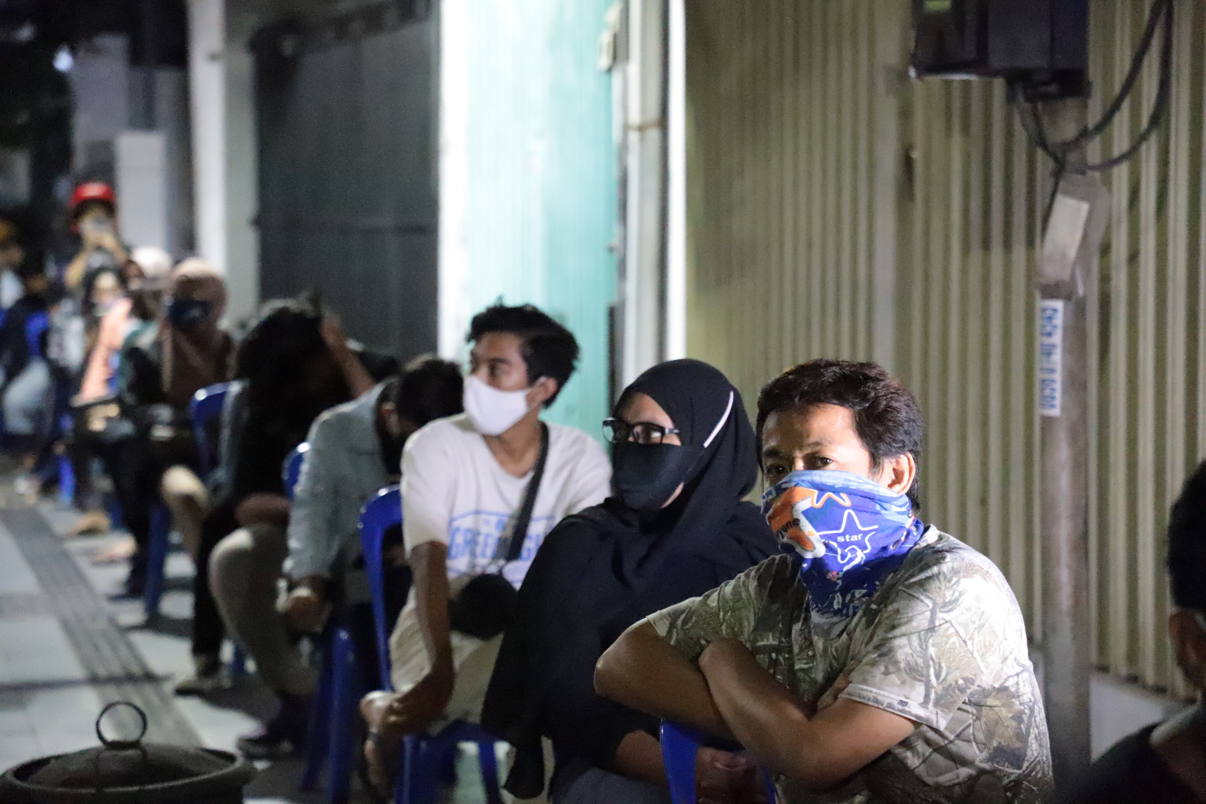 Malam Minggu, Puluhan Pemuda Antre Ikuti Rapid Test Massal di Jalan Genteng
