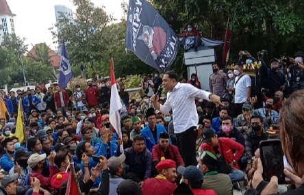 Eri Cahyadi saat berdialog dengan massa aksi Mahasiswa Cipayung Plus di depan Balai Kota Surabaya. (Amar)