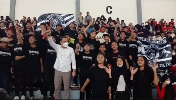 Walkota Eri Cahyadi di tengah supporter dalam kejuaraan bola basket antar pelajar Se-Surabaya. (Bachan)