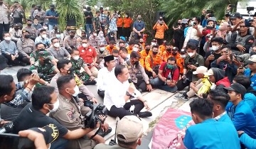 Walikota Surabaya Eri Cahyadi didampingi Ketua DPRD Surabaya Adi Sutarwijono saat menemui masa aksi PMII. (Bachan)