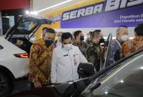 Para Pejabat Pembuka Paneran GIIAS Surabaya 2022 saat meninjau salah satu booth di Grqnd City. (Tim)