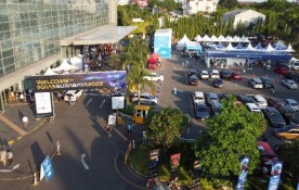 Suasana outdoor dan pintu gerbang GIIAS Surabaya 2022 di pelataran Grand City Surabaya (tim)