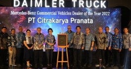 Pemenang Mercedez Benz Truck and Bus Dealer of Thear 2022, PT Citra Karya Pranata bersama Manajemen DCVI. (tim)