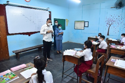 Eri Cahyadi saat berada di sekolah yang dikunjunginya. (dok. diskominfo Surabaya)