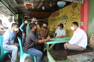 Eri Cahyadi saat cangkruk di warung Nambangan Perak, Kecamatan Bulak Kota Surabaya. (Humas)