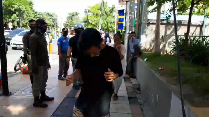 Pelanggar Perwali di Surabaya Disanksi Penyitaan KTP hingga Joget