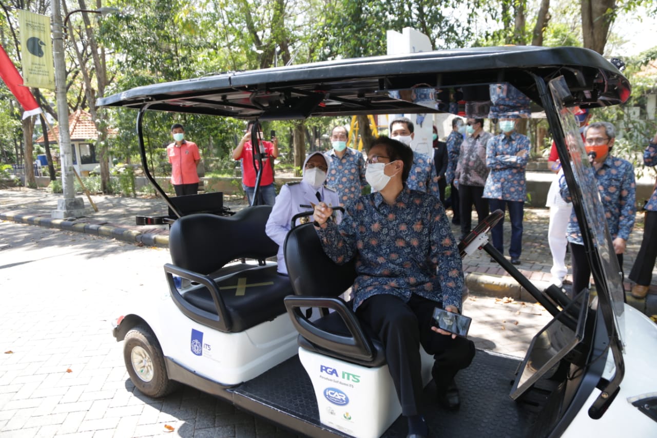 Wali Kota Risma Langsung Jajal Mobil Tanpa Sopir Karya ITS