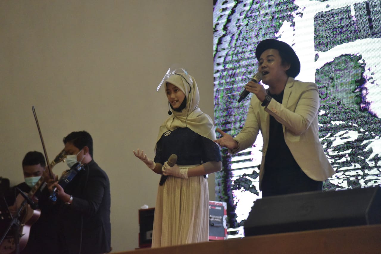 Risma Beri Penghargaan Pada Peringatan Hari Guru Nasional 2020