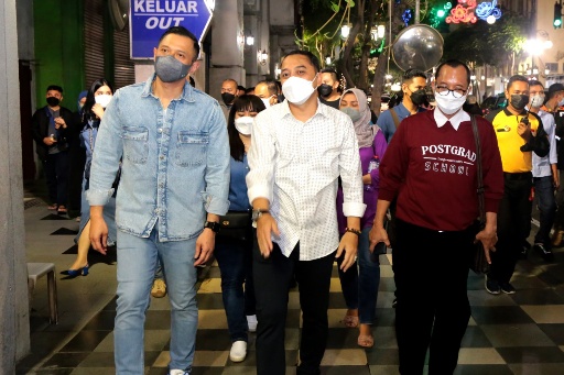 Bersama teman S3 Unair, Wali Kota Eri ajak ke Tunjungan Romansa, termasuk Agus Harimurti Yudhoyono. (Diskominfo Surabaya)