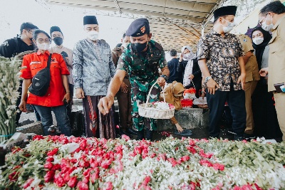 Mertua Wafat, Keluarga Besar Wali Kota Eri Cahyadi Berduka