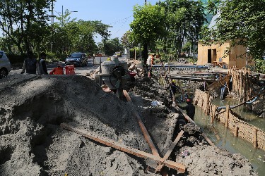 Salah satu pengerjaan saluran di Kota Surabaya. (Diskominfo Surabaya)