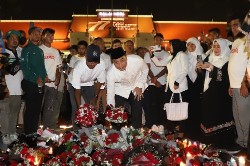 Walikota Eri Cahyadi saat meletakkan bunga setelah doa bersama di Balai kota Surabaya. (Diskominfo Surabaya)_