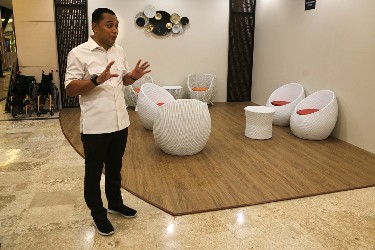 Walikota Eri Cahyadi puji interior layanan Mal Layanan Publik Pemkot Surabaya. (Diskominfo Surabaya)