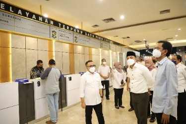 NenPAN-RB Anas saat mengunjungi mal pelayanan publik Surabaya didampingi Walikota Eri Cahyayadi dan Ketua DPRD Kota Surabaya Adi Surarwijono. (mar)