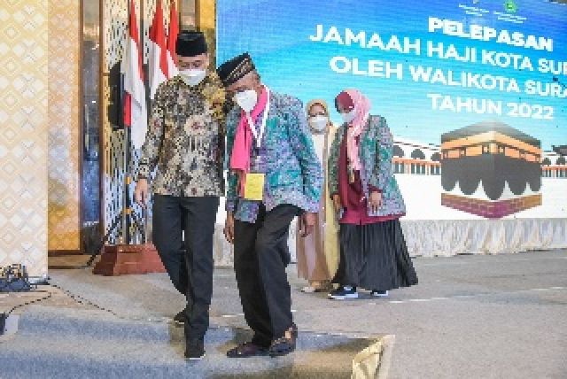 Walikota Eri Lepas 450 CJH Asal Surabaya 
