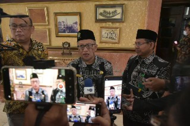 Walikota Eri Siapkan Transportasi dan Konsumsi Warga Surabaya
