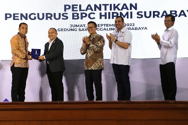 Walikota Eri Cahyadi Lantik Pengurus Hipmi Surabaya. (mar)