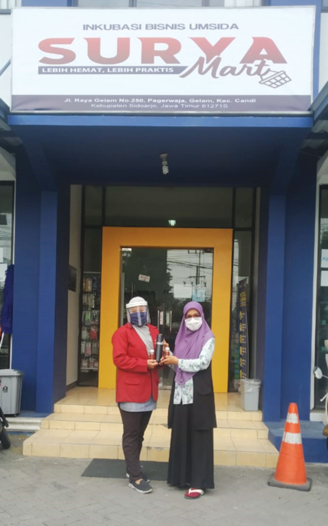 Pembagian Tumbler kepada karyawan Universitas Muhammadiyah Sidoarjo