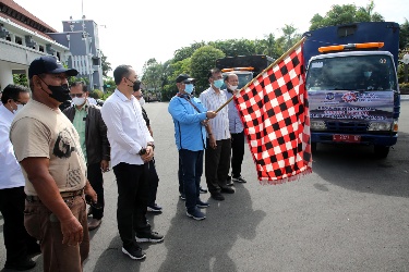 Walikota Surabaya Eri Cahyadi Berangkatkan bantuan fari Bangga Surabaya Peduli Untuk korban Gunung semeru. (Dok humas)