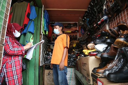 Salah satu pedagang pasar turi yang sedang didata oleh petugas Pemkot Surabaya. (Diskominfo Kota Surabaya)