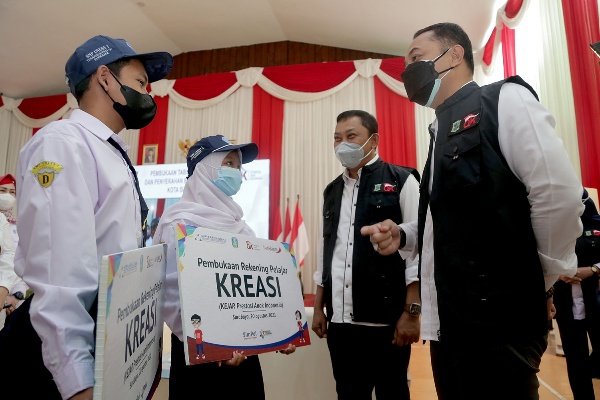 Peduli Pendidikan, OJK Berikan Beasiswa Bagi Pelajar MBR Senilai Rp 605 Jut
