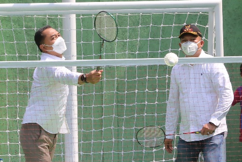 Eri Cahyadi saat mencoba lapangan yang baru diresmikan. (Dok. Diskominfo Surabaya)