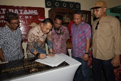 Walikita Eri Cahyadi saat penandatanganan komitmen bersama. Foto: Diskominfo Kota Surabaya