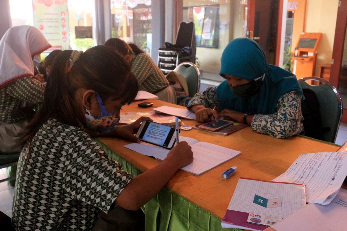 Pelajar Manfaatkan Wifi Pendopo Kecamatan Tambaksari untuk Belajar Daring