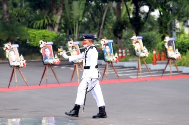 Foto Pahlawan Revolusi saat upacara Hari Kesaktian Pancasila di Balai Kota Surabaya. (Diskominfo Surabaya)