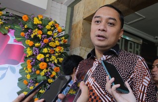 Walikota Eri Ingatkan Sanksi Caleg yang Masih Terima APBD Surabaya