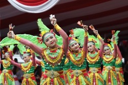 Festival Remo Yosakoi di Balai Kota Pada Perayaan Ke-25 Tahun